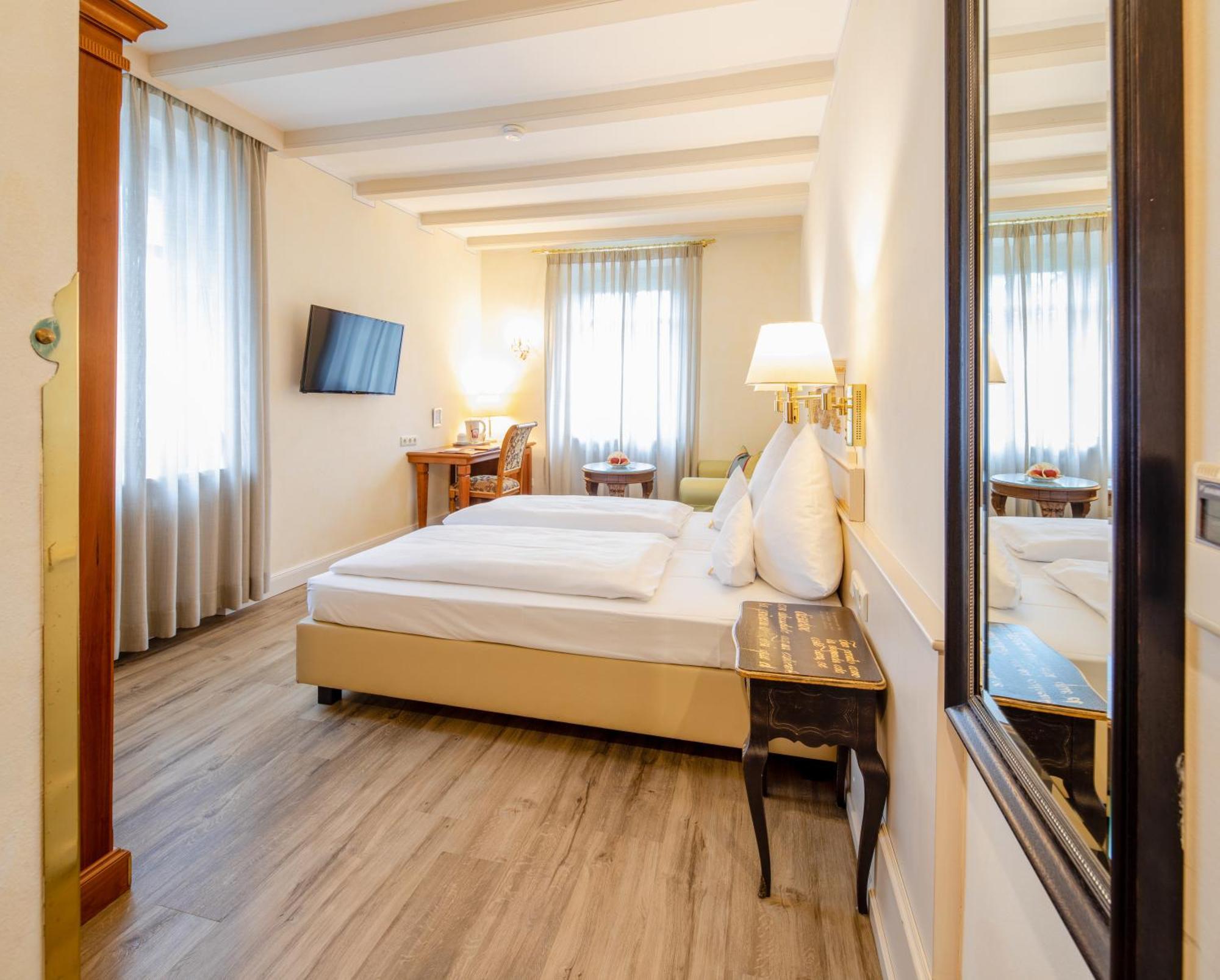 Simones Hotel Fuerstenhof ลันด์สฮูท ภายนอก รูปภาพ