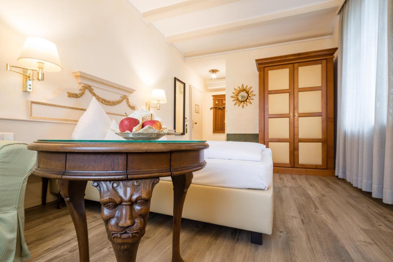 Simones Hotel Fuerstenhof ลันด์สฮูท ภายนอก รูปภาพ