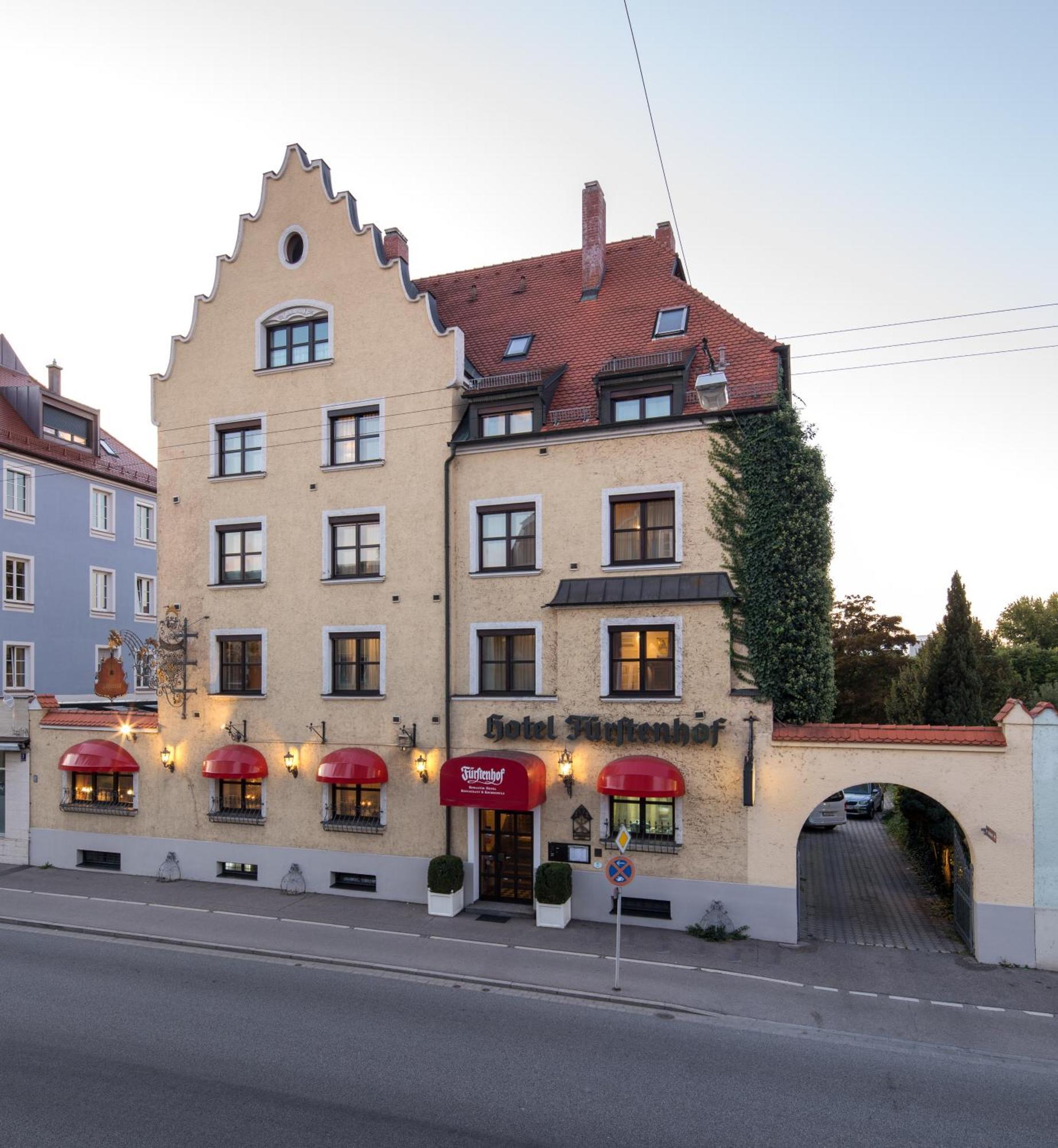 Simones Hotel Fuerstenhof ลันด์สฮูท ภายนอก รูปภาพ