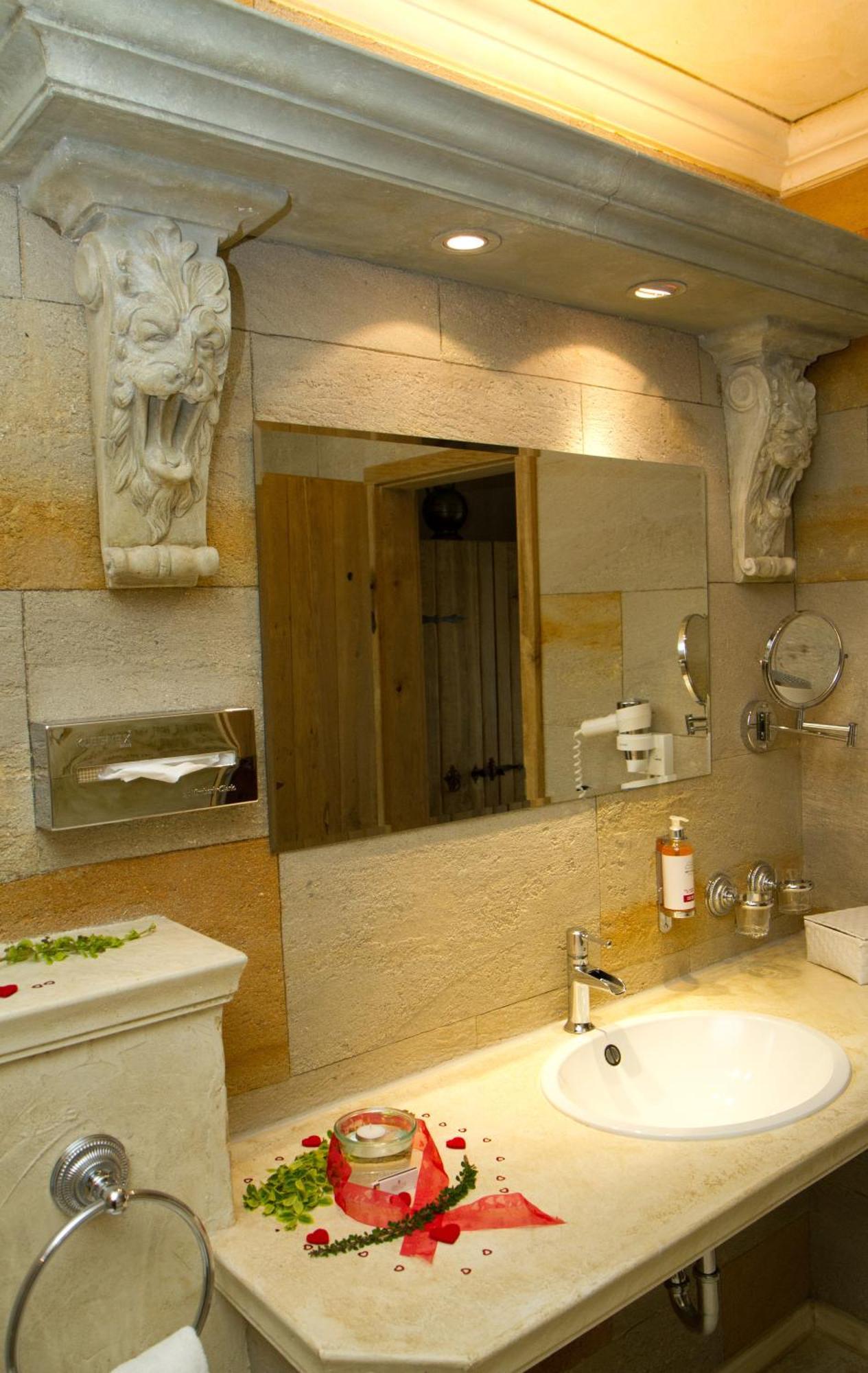 Simones Hotel Fuerstenhof ลันด์สฮูท ภายนอก รูปภาพ