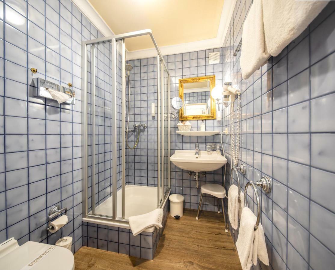 Simones Hotel Fuerstenhof ลันด์สฮูท ภายนอก รูปภาพ